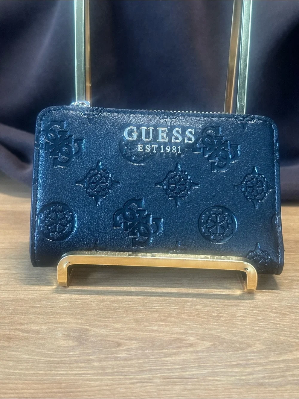 Guess compact bifold